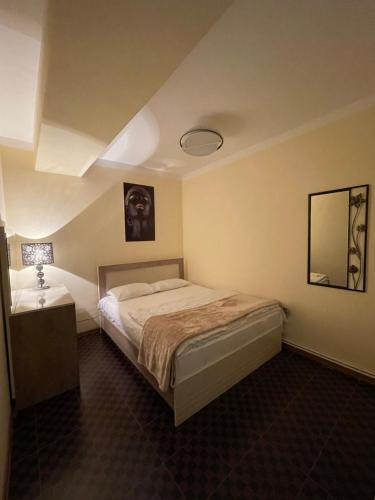 sypialnia z łóżkiem, stołem i lustrem w obiekcie Tsaghkazdor luxury apartment w mieście Cachkadzor