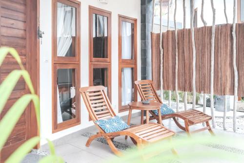 two chairs and a table on a porch at Luz_ita Sunshine Villa in Uluwatu