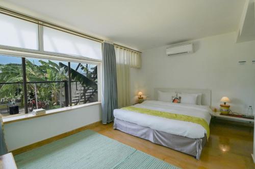מיטה או מיטות בחדר ב-SaffronStays Onellaa, Nashik - infinity pool villa surrounded by a vineyard