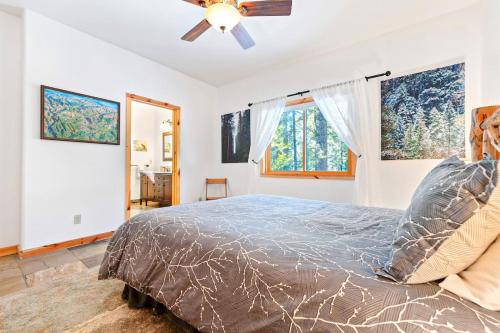 a bedroom with a bed and a ceiling fan at Oso Lodge in Yosemite West