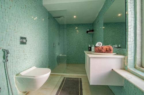 Koupelna v ubytování SaffronStays Onellaa, Nashik - infinity pool villa surrounded by a vineyard