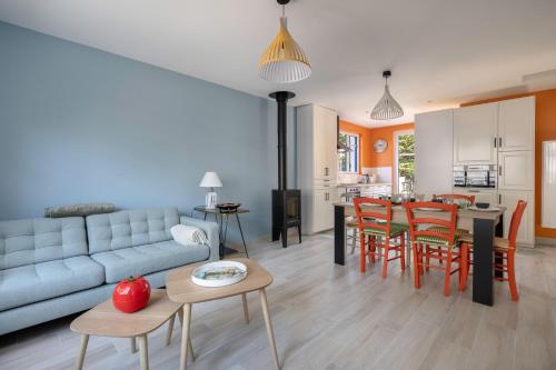 un salon avec un canapé, une table et des chaises dans l'établissement Brévinoise pour 6 personnes à 100m de la plage, à Saint-Brévin-les-Pins