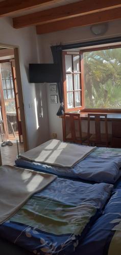 two beds in a room with a window at Casa Bruni in Breña Alta