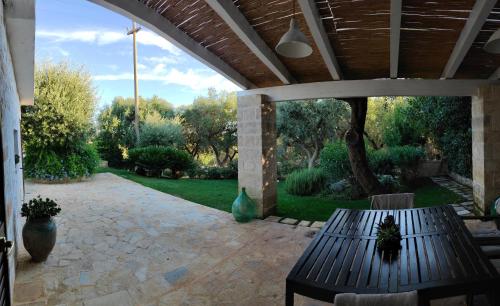 a patio with a table and chairs in a yard at Villa Mest Pepp in Monopoli