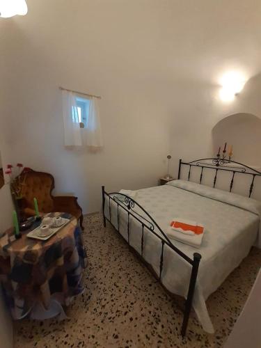 a bedroom with a bed and a table at La mia Dimora in Cocolicchio