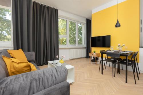 - un salon avec un canapé et une salle à manger dans l'établissement Apartment Warsaw Mokotów Św Boboli by Renters, à Varsovie