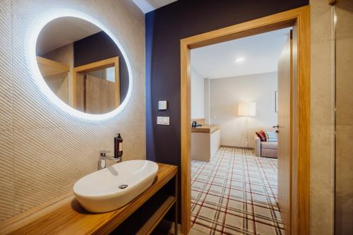 uma casa de banho com um lavatório e um espelho em Green Apartments Wilcza em Karpacz