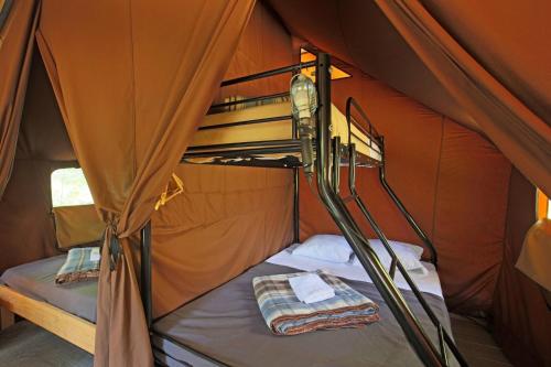 Postel nebo postele na pokoji v ubytování Huttopia Parque de Doñana