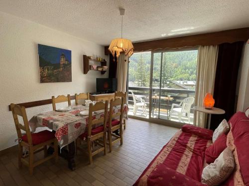 une salle à manger avec une table et un balcon dans l'établissement Studio cosy avec balcon, 4 pers., animaux admis - Serres-Chevalier - FR-1-330E-95, à Saint-Chaffrey