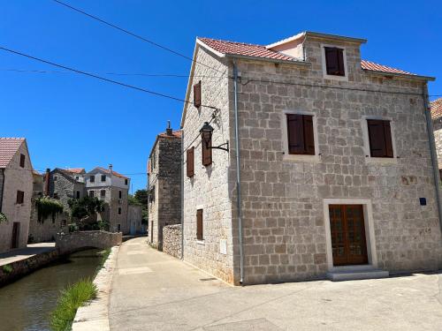 Το κτήριο όπου στεγάζεται  η παραθεριστική κατοικία