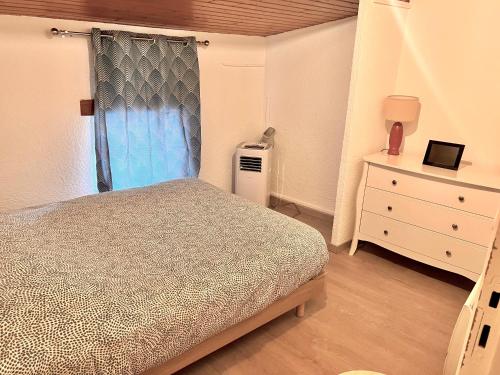 une chambre avec un lit, une commode et une fenêtre dans l'établissement Maison 2 Chambres - TV - CLIM - BABY FOOT, à Ruelle-sur-Touvre