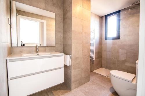 La salle de bains est pourvue d'un lavabo et de toilettes. dans l'établissement 4-2 Apartamento de diseño en el centro de Reus, à Reus