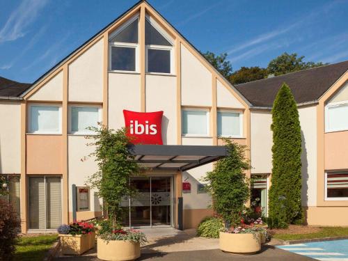 a hotel with aubs sign in front of a building at ibis Velizy Jouy-En-Josas in Jouy-en-Josas