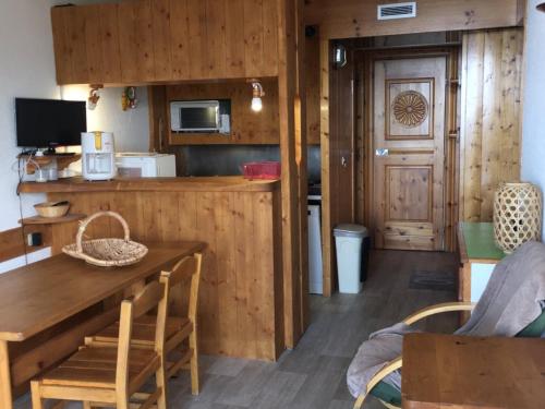 Photo de la galerie de l'établissement Appartement lumineux au cœur des Villards · Balcon sud-ouest · 5 pers · Parking à proximité - FR-1-346-429, à Arc 1800