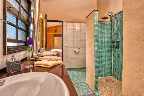 ein Badezimmer mit einer Badewanne und einer Dusche sowie 2 WCs in der Unterkunft Puro Atlantico - La Palma in Los Llanos de Aridane