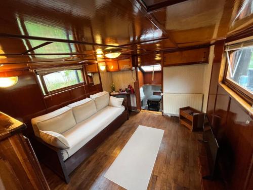 a living room with a couch in a train car at La Marquise in Melun