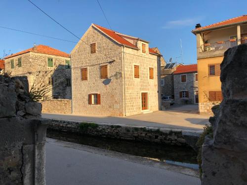 Το κτήριο όπου στεγάζεται  η παραθεριστική κατοικία