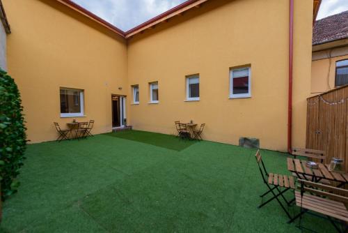 ブラショヴにあるFernweh Haus Brasovの大きな庭(椅子、パティオ付)