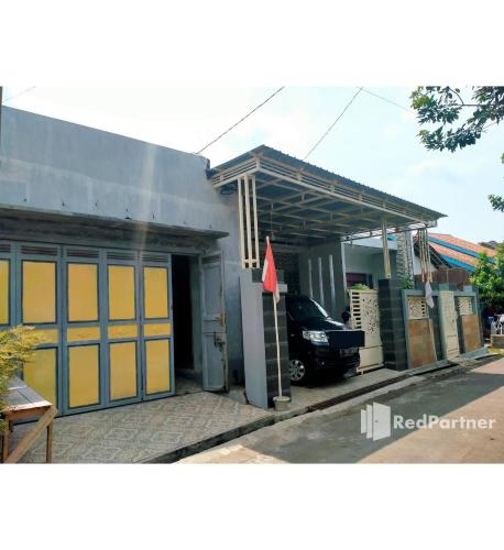 a car parked in front of a building at Navisha Guest House Syariah near Exit Tol Batang RedPartner in Pekalongan