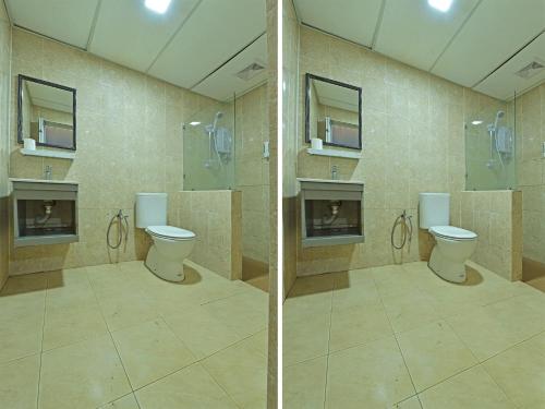 uma casa de banho com 2 WC e um chuveiro em Super OYO 768 Fajar Baru Boutique Hotel em Kuala Terengganu