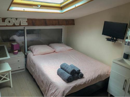une chambre avec un lit avec deux serviettes dessus dans l'établissement Appartement BASTILLE/MARAIS Gare Lyon, à Paris