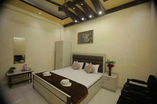 um quarto com uma cama grande com dois chapéus em Hotel G M FORUM em Kanpur