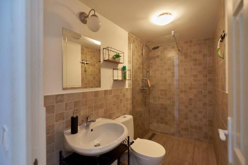 uma casa de banho com um lavatório, um WC e um chuveiro em Budapest Downtown W18 em Budapeste