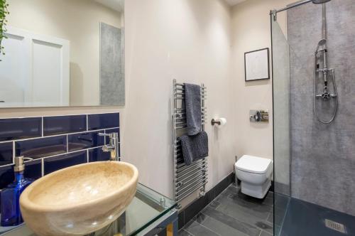 La salle de bains est pourvue d'un lavabo et de toilettes. dans l'établissement George Street Boutique Apartments, à York