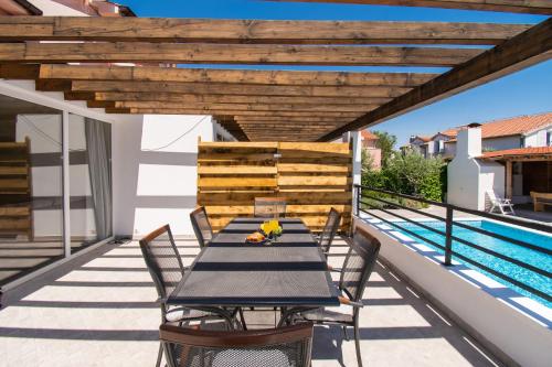 Bazén v ubytování Apartments Luka i Toni nebo v jeho okolí