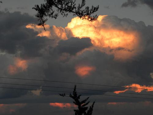 a storm cloud in the sky at sunset at Misty peaks Cloudlands in Bergview