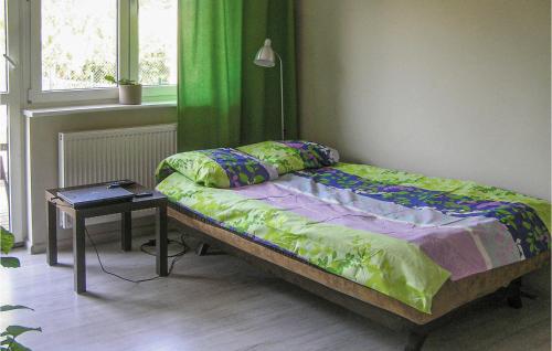 ダルウォボにある2 Bedroom Beautiful Apartment In Darlowoのテーブル付きの客室の小さなベッド1台分です。