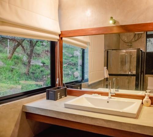 baño con lavabo y ventana grande en Casa Del Sol - Luxury Villa, 