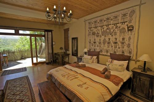 1 dormitorio con 1 cama grande y un gran mural en la pared en Ti Melen Boutique Guesthouse, en Windhoek