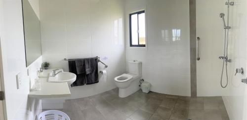 y baño con aseo, lavabo y ducha. en Jalilla Village en Kingscote