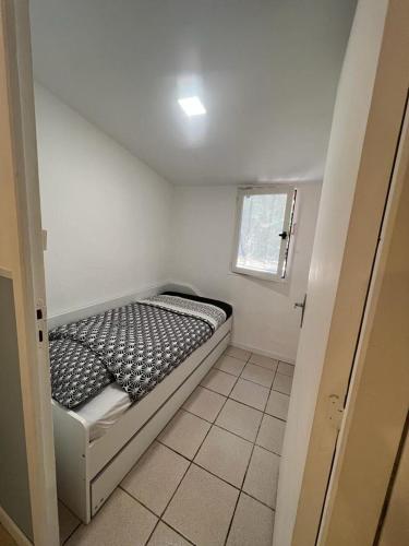 une petite chambre avec un lit dans une pièce dans l'établissement 8-Gîte 5 personnes avec piscine, à Saint-Aubin-de-Nabirat