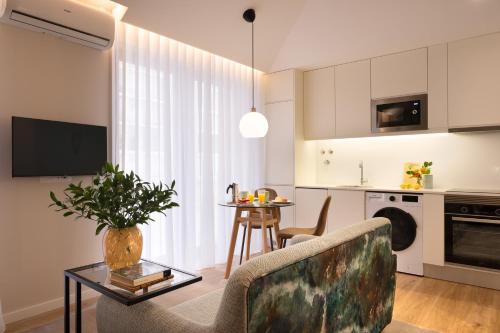 un soggiorno con divano e tavolo di Cactus Apartment, by Bolhão Residences a Porto