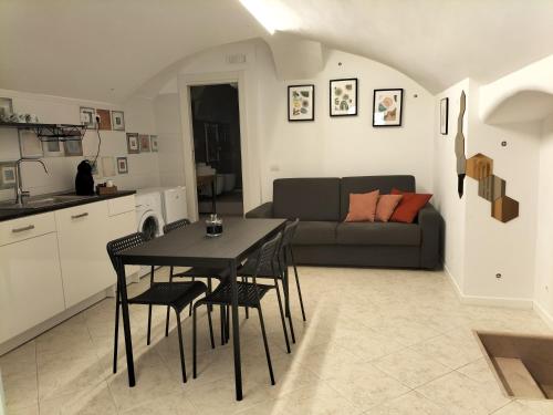 uma cozinha e uma sala de estar com mesa e cadeiras em Casa Porsia em Altamura