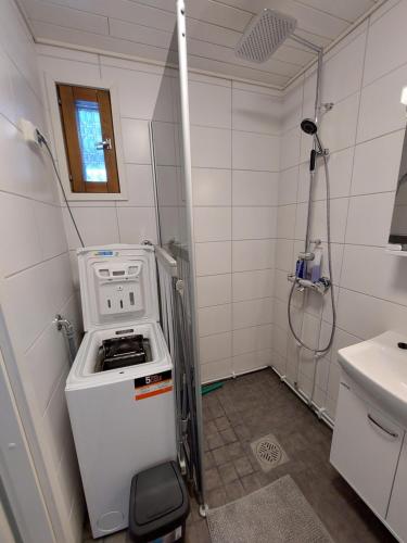 a small bathroom with a stove and a sink at Kuukkeli Apartments Vuotso in Vuotso