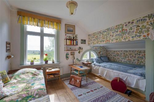 um quarto com uma cama, uma secretária e uma janela em Månsåsen Bed & Breakfast em Månsåsen