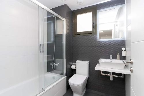 A bathroom at LivinMálaga Los Álamos Suites II