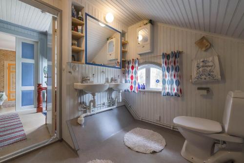 uma casa de banho com um WC e um lavatório em Månsåsen Bed & Breakfast em Månsåsen