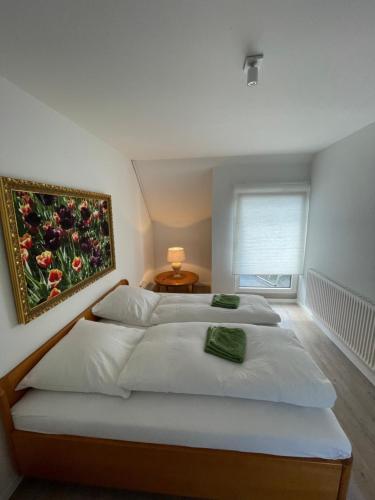 1 dormitorio con 2 camas y un cuadro en la pared en Doppelzimmer en Borgholzhausen