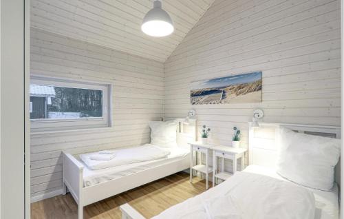Zimmer mit 2 Betten, einem Tisch und einem Fenster in der Unterkunft 2 Bedroom Nice Home In Krems Ii-warderbrck in Göls