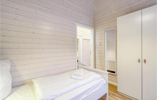 a white room with a bed and a mirror at Gorgeous Home In Krems Iiwarderbrück in Göls