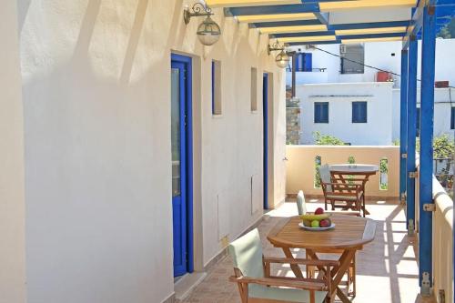 een patio met een tafel en stoelen op een balkon bij On The Beach Apartments in Khóra Sfakíon