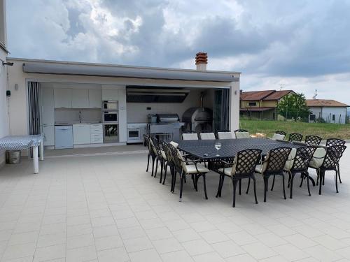 Villa Panorama في Oratino: فناء مع طاولة وكراسي ومطبخ