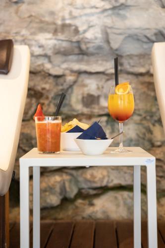 a table with two cocktails and a drink at Bellevue San Lorenzo (Adults Only) in Malcesine