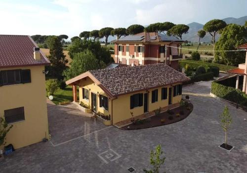 una vista aerea di una casa con vialetto di Agriturismo Casa Chiara a Latina