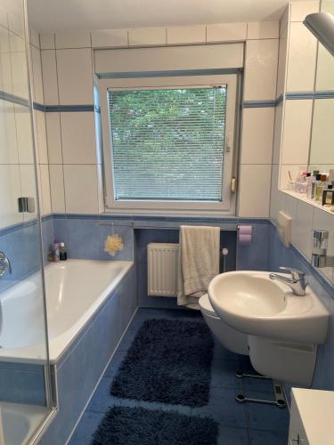 y baño con bañera, lavabo y aseo. en wohnliches , behagliches Zimmer mit Balkon und wifi, en Mönchengladbach