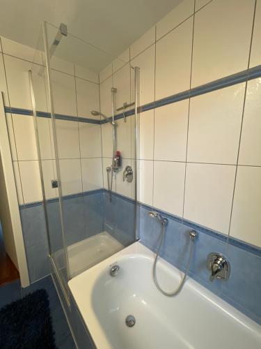 y baño con bañera y ducha. en wohnliches , behagliches Zimmer mit Balkon und wifi, en Mönchengladbach